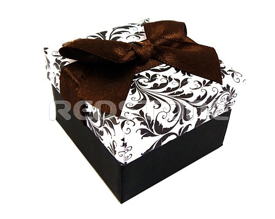 Papierová krabička s ornamentom a mašľou